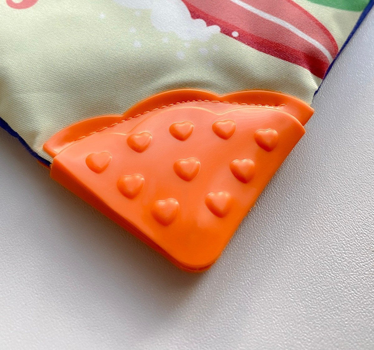 Cartea interactiva pentru bebelusi cu accesoriu de dentitie BabyJem