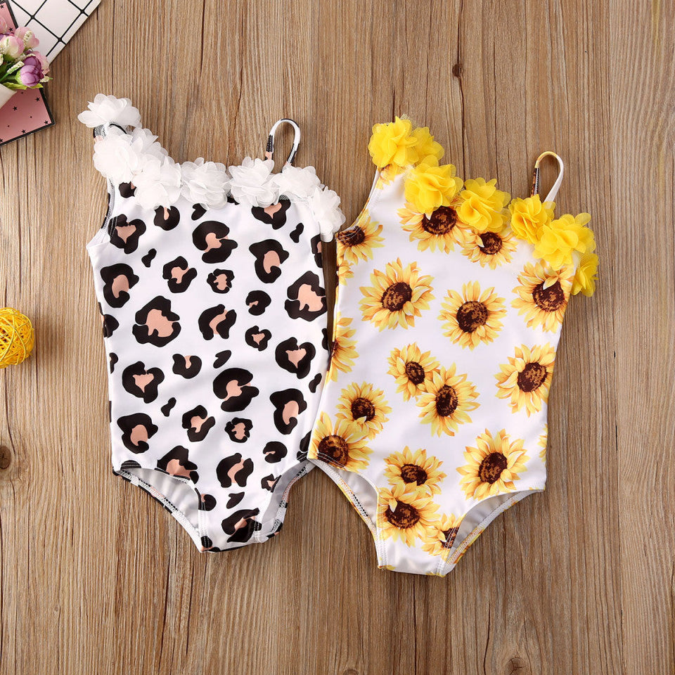 Costum de baie cu floricele atasate
