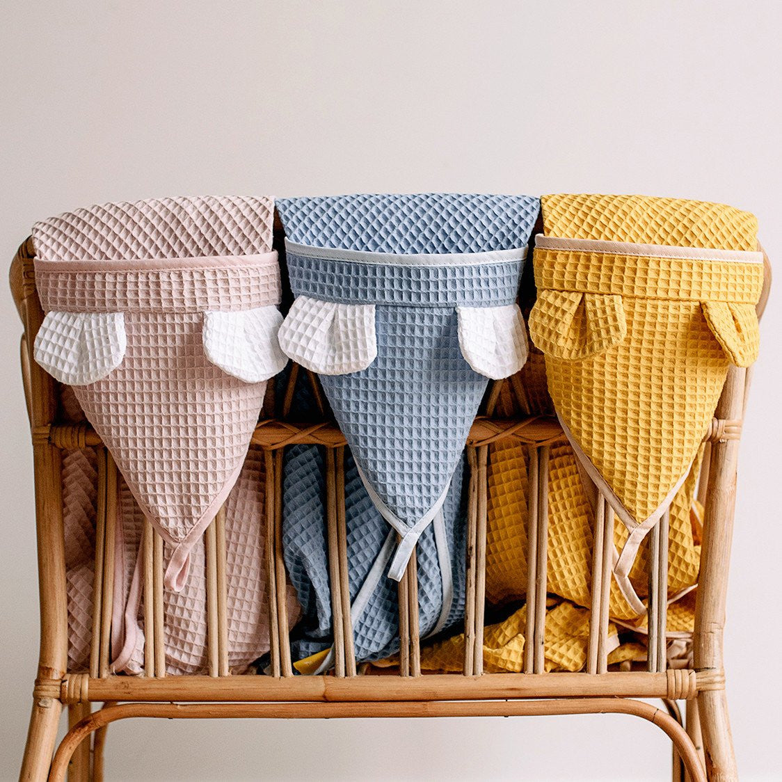 Prosop nou nascut Skumi, Skiddou, 100% bumbac, cu gluga cu urechiuse, galben, 100x100cm