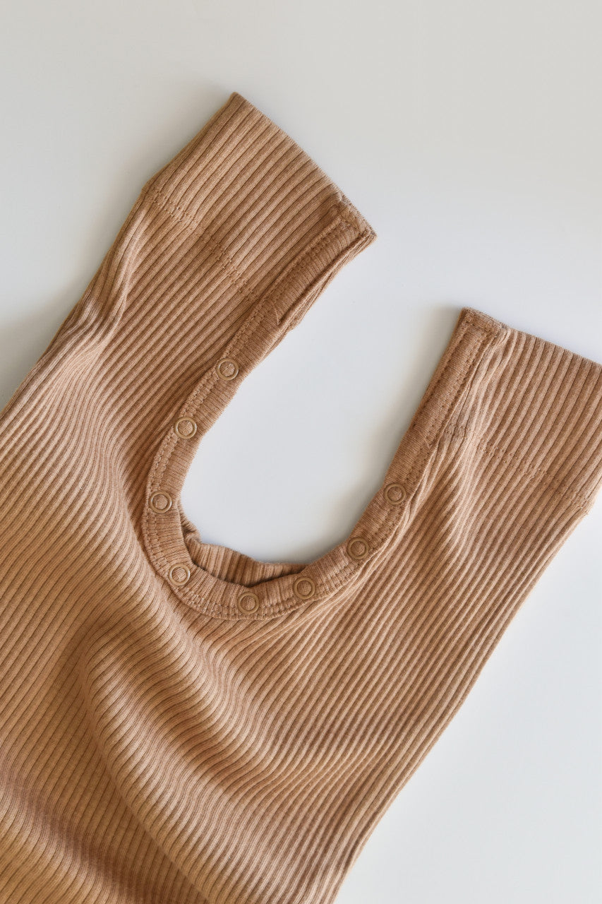 Salopeta cu maneca lunga si panataloni lungi din bumbac organic si modal - Maro