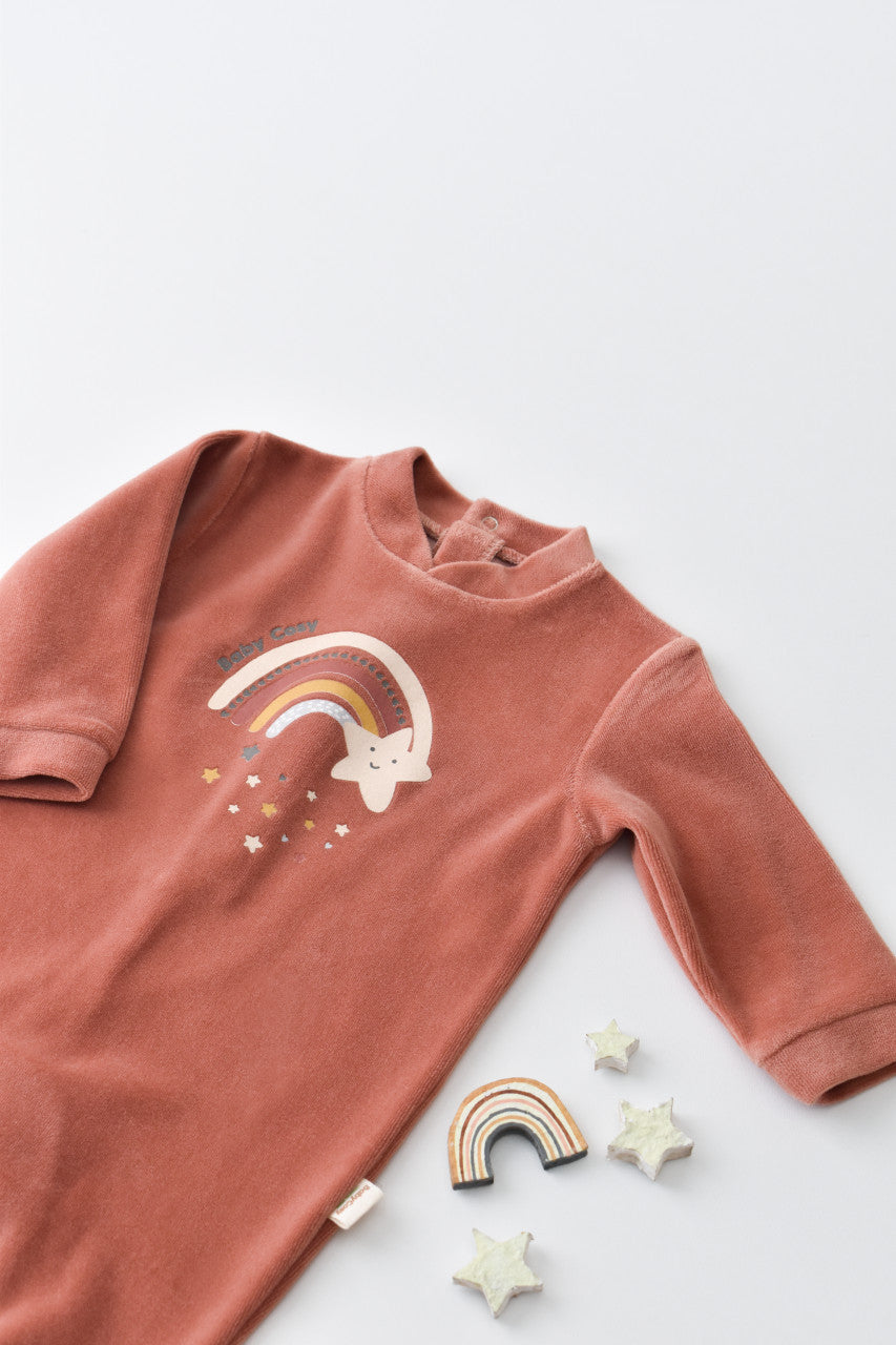 Salopeta Curcubeu cu maneca lunga si botosei din 80%bumbac organic si 20% poliester - Caramiziu, Baby Cosy