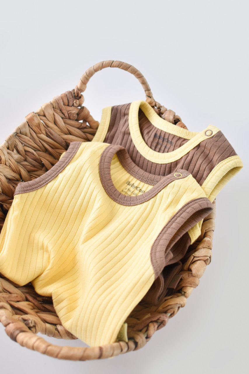 Set 2 body-uri fara maneci Ribana Bebe Unisex din bumbac organic si 5%elastan - Vanilie/Maro