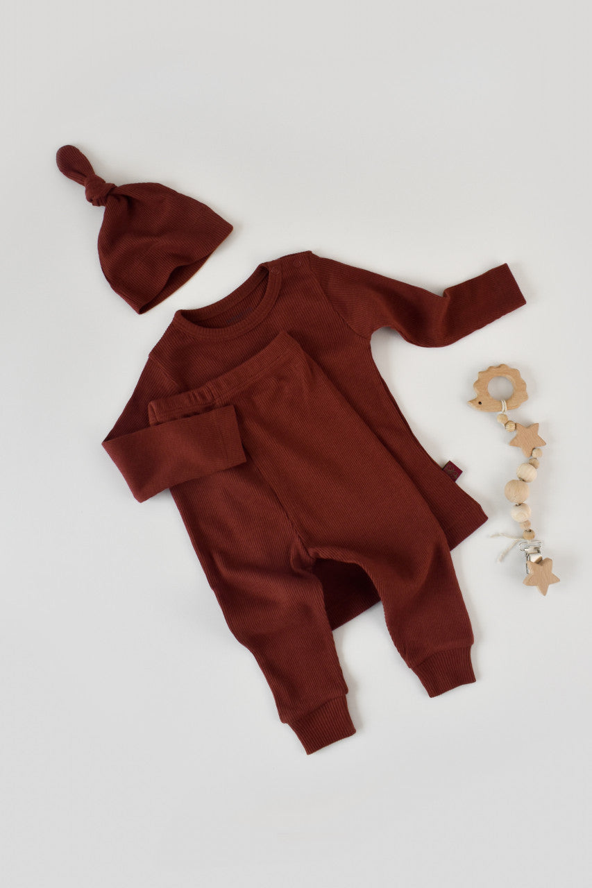 Set 3 piese: bluzita cu maneca lunga, panataloni lungi si caciulita din bumbac organic si modal - Caramiziu
