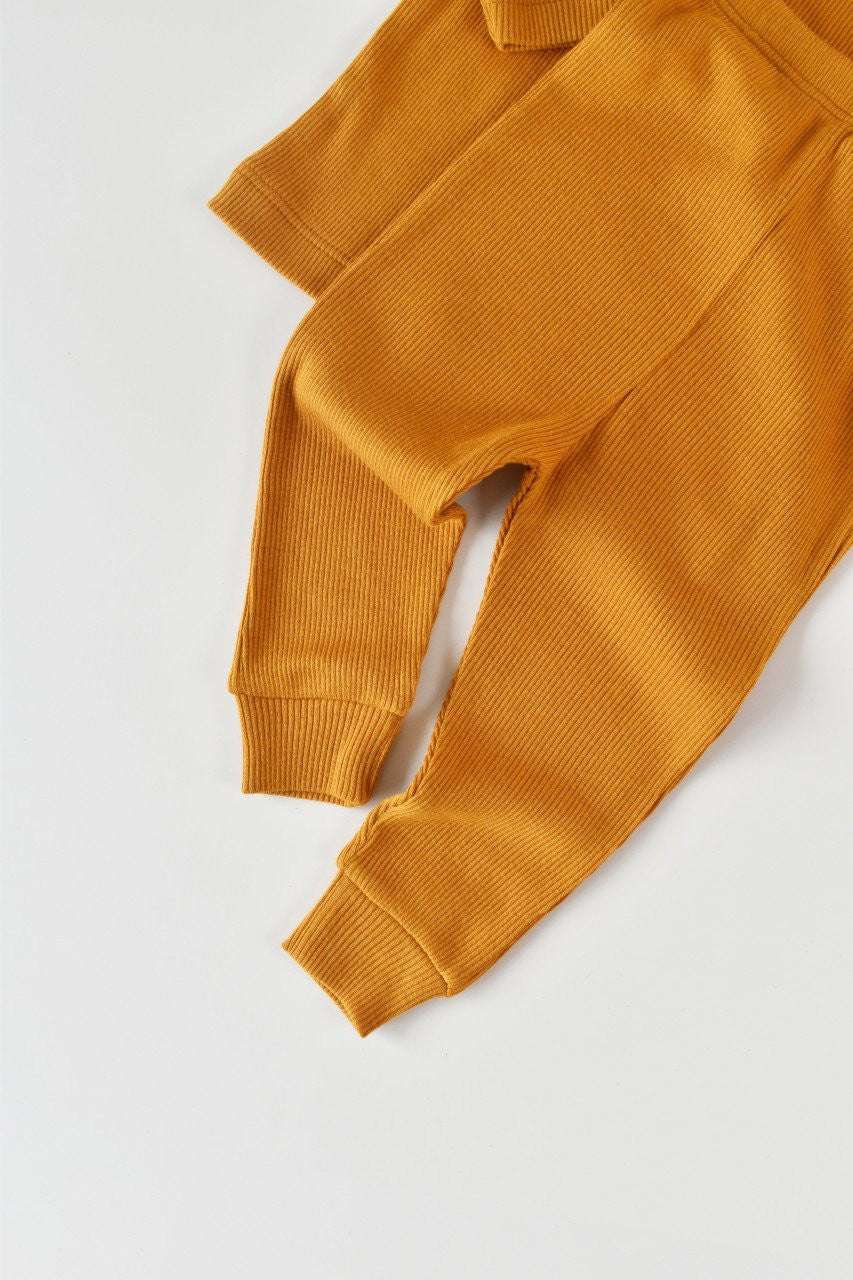 Set 3 piese: bluzita cu maneca lunga, panataloni lungi si caciulita din bumbac organic si modal - Mustar