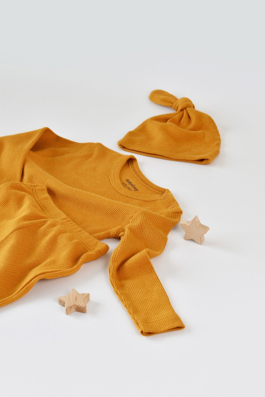 Set 3 piese: bluzita cu maneca lunga, panataloni lungi si caciulita din bumbac organic si modal - Mustar