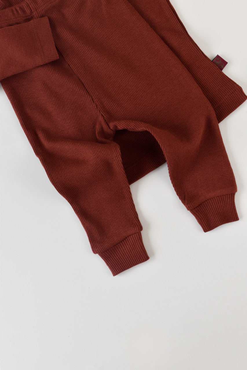 Set 3 piese: bluzita cu maneca lunga, panataloni lungi si caciulita din bumbac organic si modal - Caramiziu
