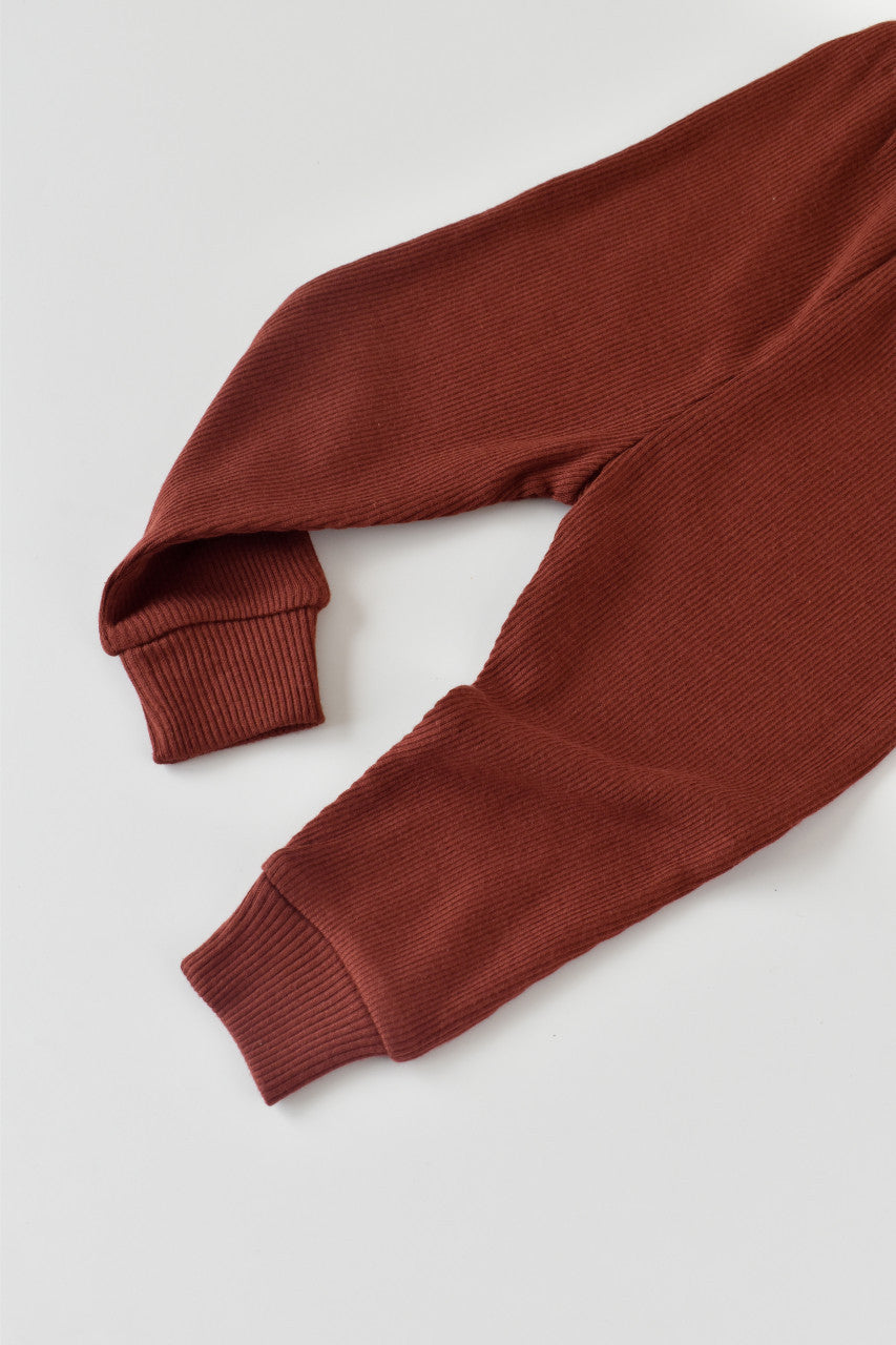 Set 3 piese: bluzita cu maneca lunga, panataloni lungi si caciulita din bumbac organic si modal - Caramiziu