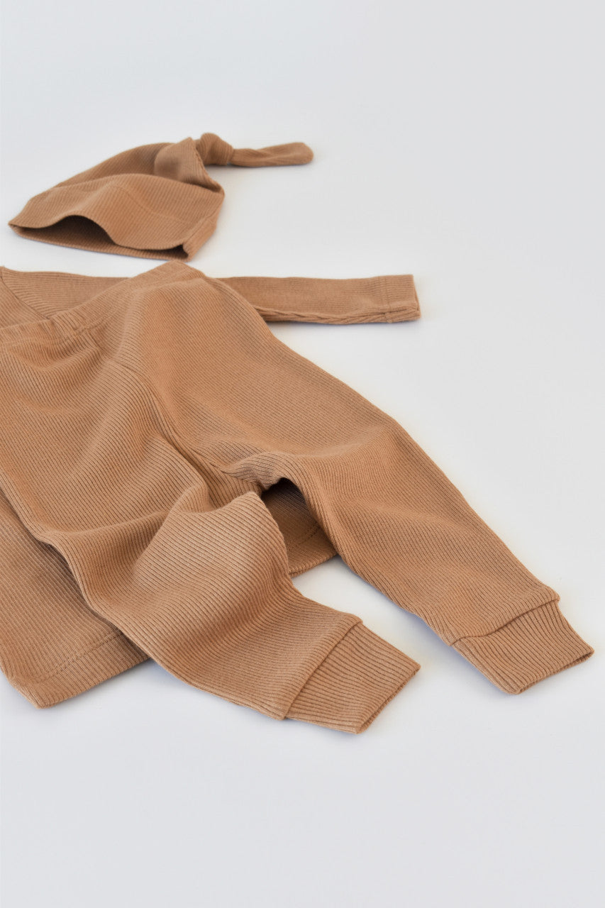 Set 3 piese: bluzita cu maneca lunga, panataloni lungi si caciulita din bumbac organic si modal - Maro, Baby Cosy