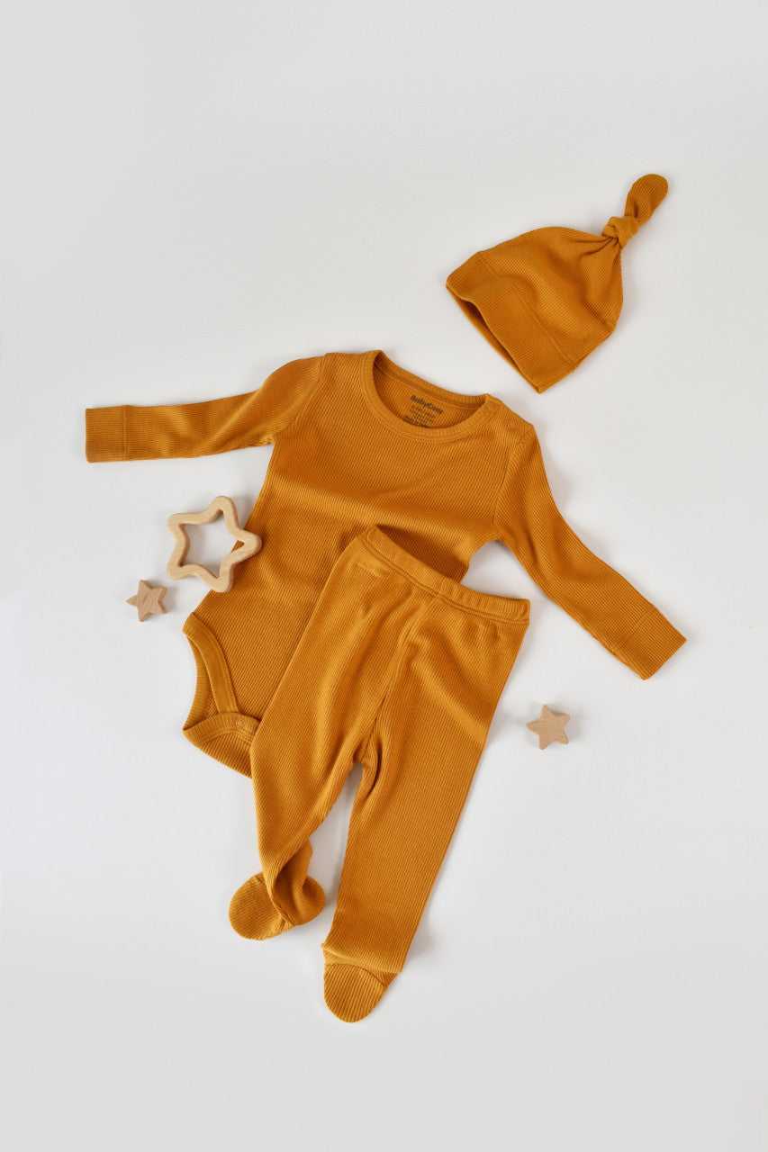 Set 3 piese: body cu maneca lunga, panataloni lungi cu botosei si caciulita din bumbac organic si modal - Mustar, Baby Cosy