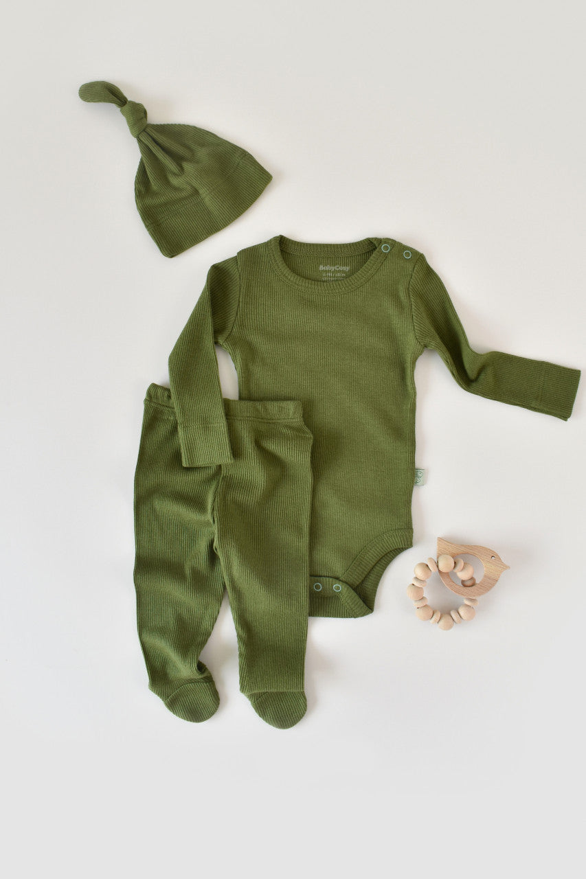 Set 3 piese: body cu maneca lunga, panataloni lungi cu botosei si caciulita din bumbac organic si modal - Verde