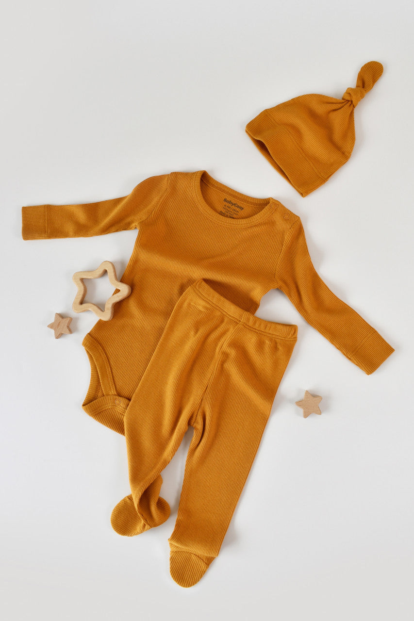 Set 3 piese: body cu maneca lunga, panataloni lungi cu botosei si caciulita din bumbac organic si modal - Mustar, Baby Cosy