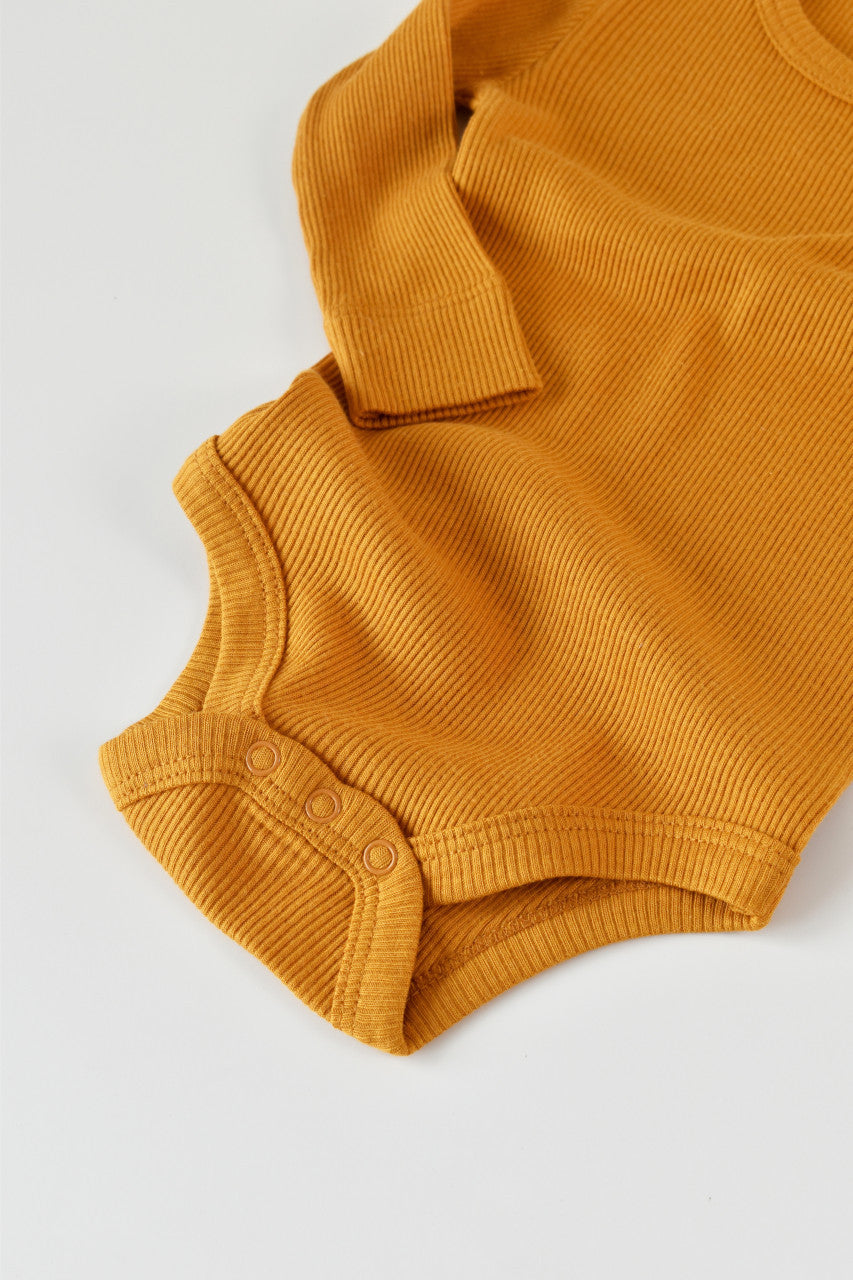 Set 3 piese: body cu maneca lunga, panataloni lungi cu botosei si caciulita din bumbac organic si modal - Mustar, Baby Cosy