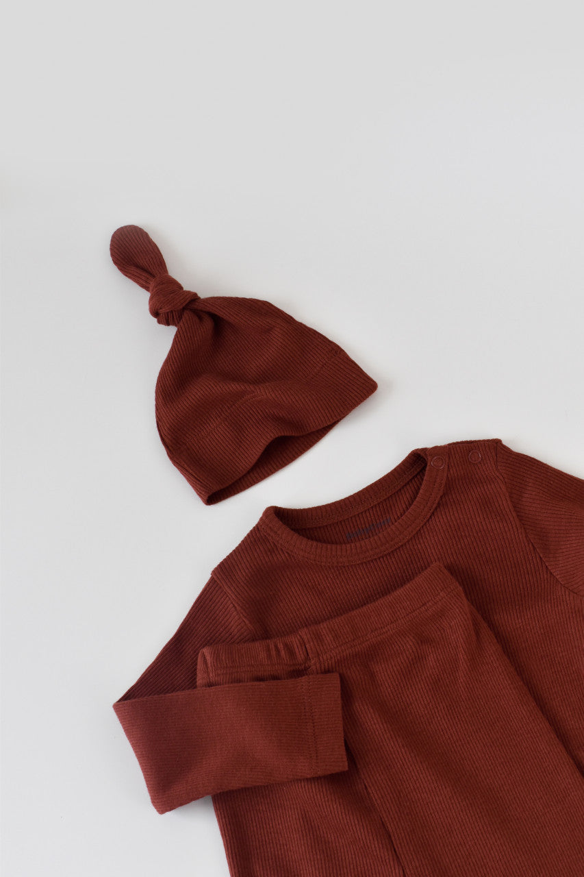 Set 3 piese: body cu maneca lunga, panataloni lungi cu botosei si caciulita din bumbac organic si modal - Caramiziu, Baby Cosy