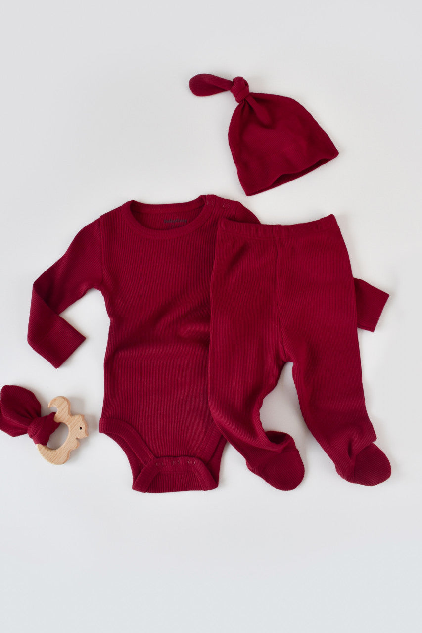 Set 3 piese: body cu maneca lunga, panataloni lungi cu botosei si caciulita din bumbac organic si modal - Rosu, Baby Cosy
