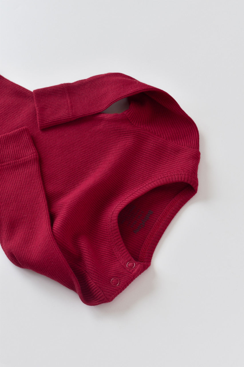 Set 3 piese: body cu maneca lunga, panataloni lungi cu botosei si caciulita din bumbac organic si modal - Rosu, Baby Cosy