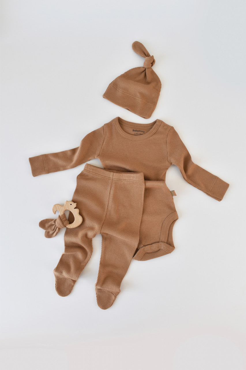 Set 3 piese: body cu maneca lunga, panataloni lungi cu botosei si caciulita din bumbac organic si modal - Maro