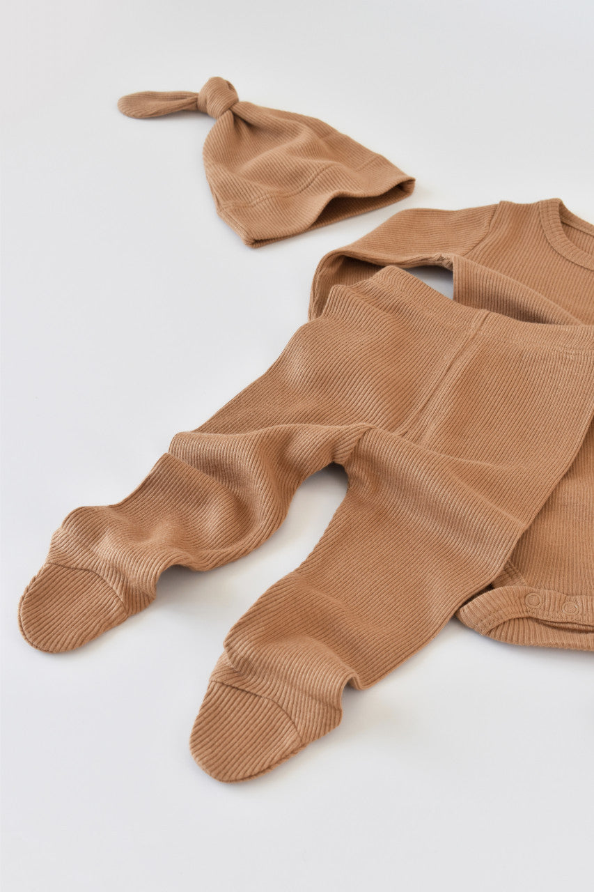 Set 3 piese: body cu maneca lunga, panataloni lungi cu botosei si caciulita din bumbac organic si modal - Maro