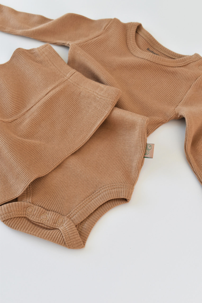 Set 3 piese: body cu maneca lunga, panataloni lungi cu botosei si caciulita din bumbac organic si modal - Maro