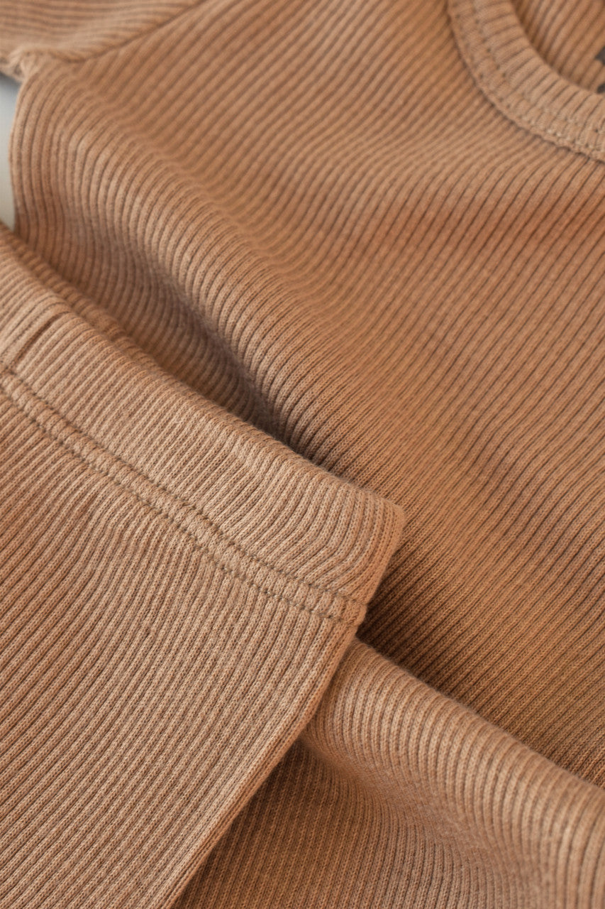 Set 3 piese: body cu maneca lunga, panataloni lungi cu botosei si caciulita din bumbac organic si modal - Maro