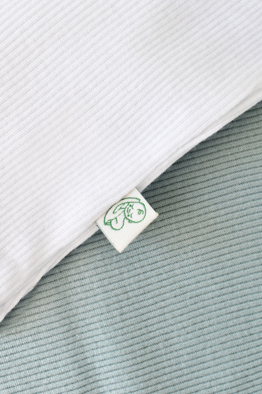 Set 3 piese: body cu maneca lunga, panataloni lungi cu botosei si caciulita din bumbac organic si modal - Alb, Baby Cosy