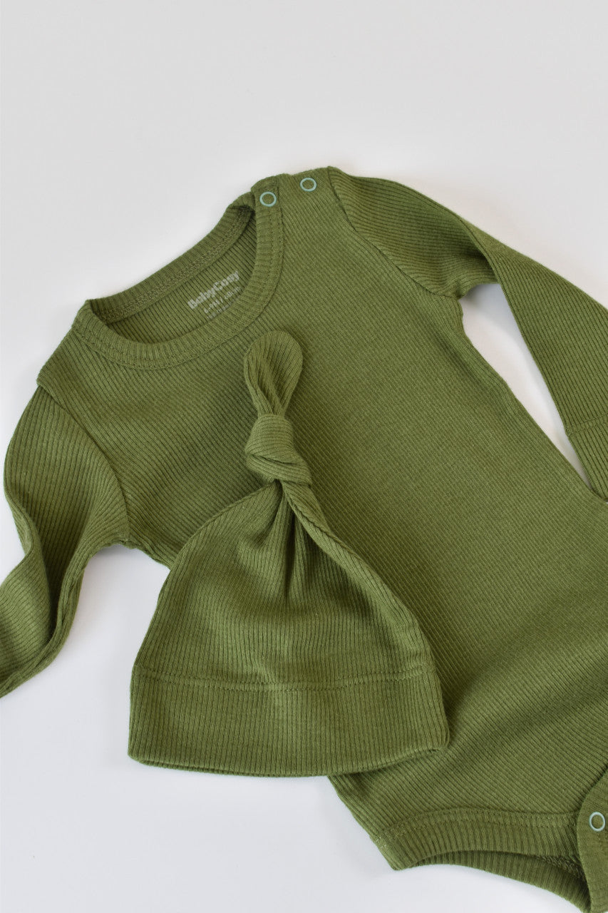 Set 3 piese: body cu maneca lunga, panataloni lungi cu botosei si caciulita din bumbac organic si modal - Verde