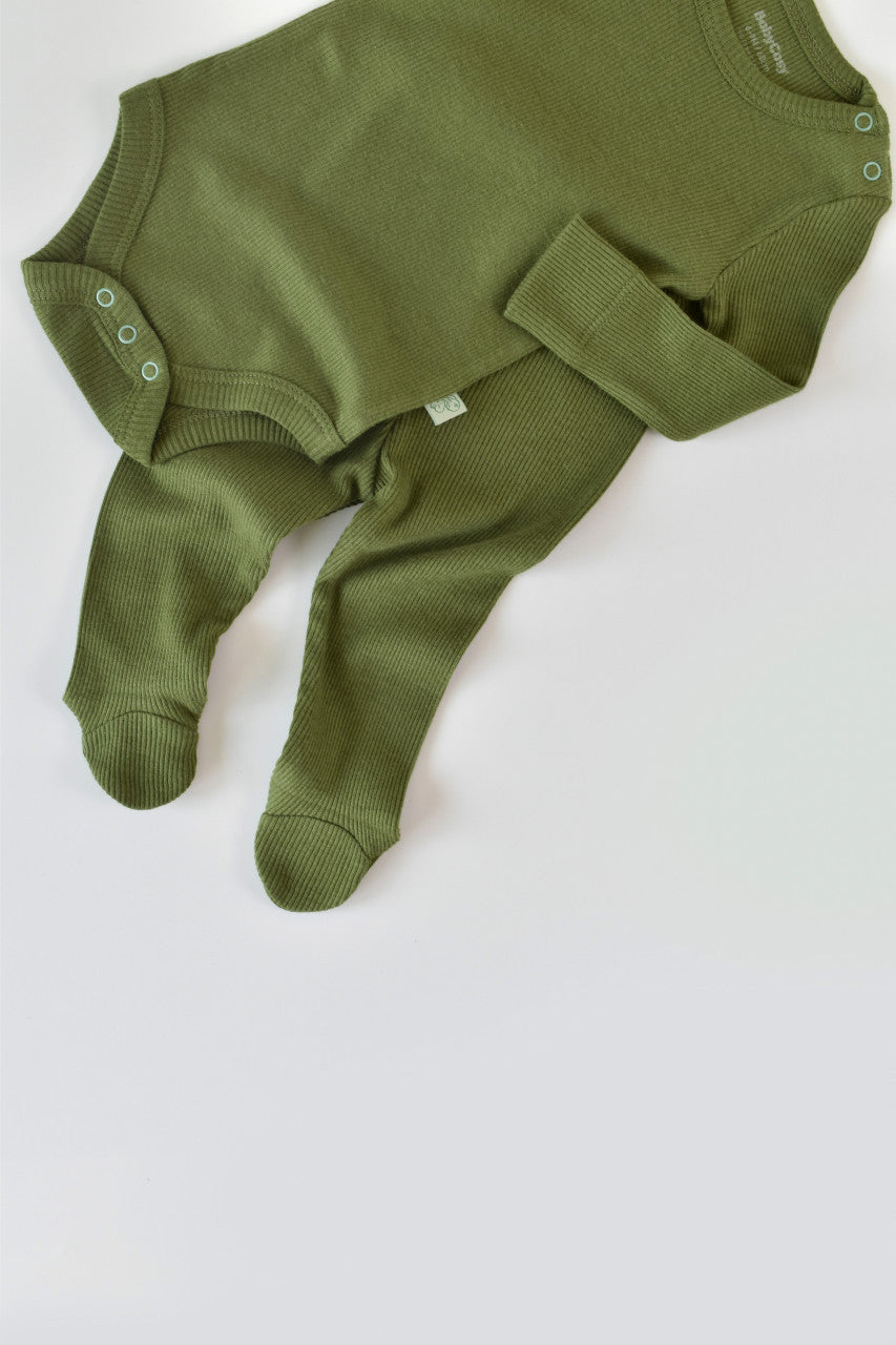 Set 3 piese: body cu maneca lunga, panataloni lungi cu botosei si caciulita din bumbac organic si modal - Verde