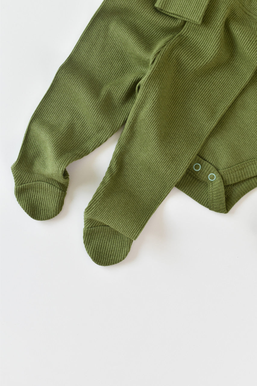 Set 3 piese: body cu maneca lunga, panataloni lungi cu botosei si caciulita din bumbac organic si modal - Verde