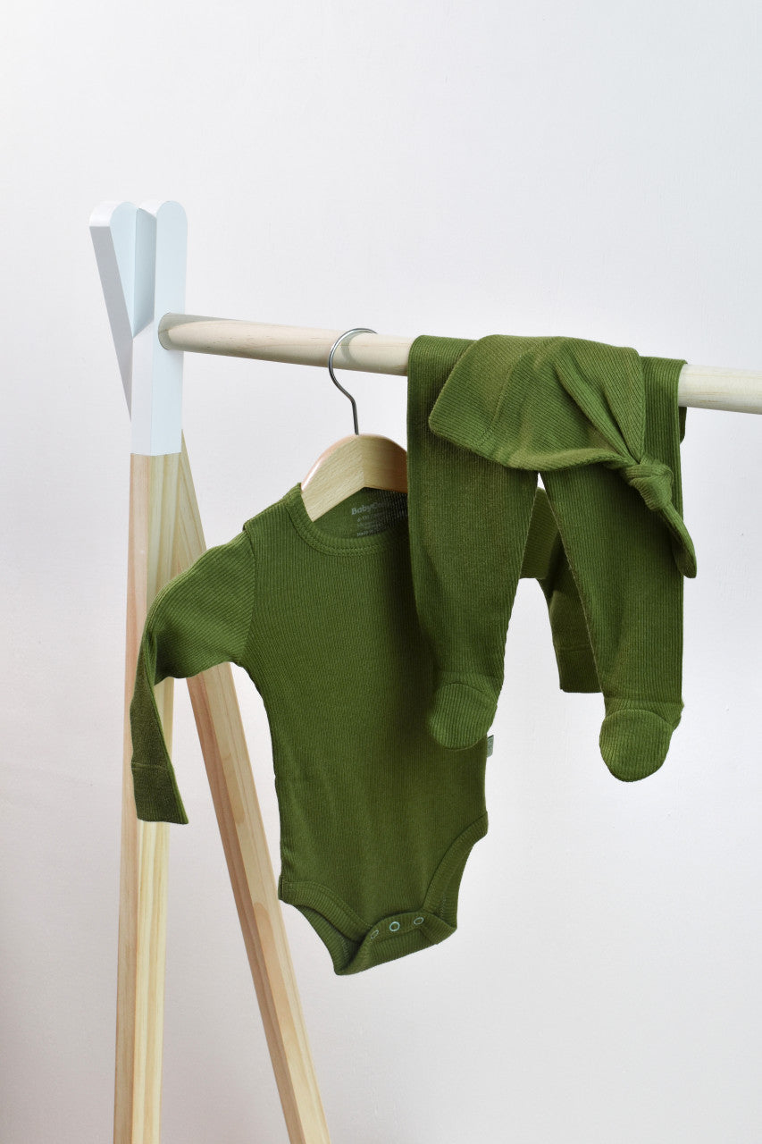 Set 3 piese: body cu maneca lunga, panataloni lungi cu botosei si caciulita din bumbac organic si modal - Verde
