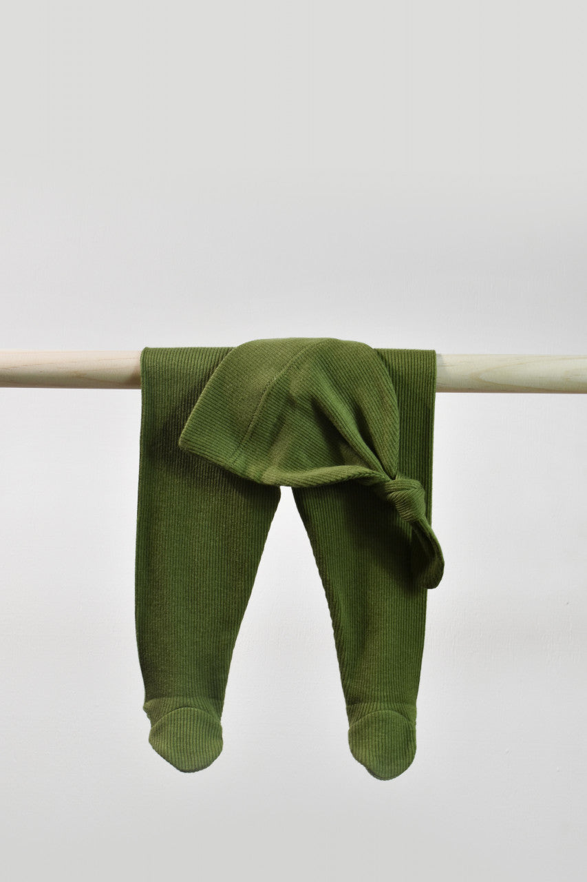 Set 3 piese: body cu maneca lunga, panataloni lungi cu botosei si caciulita din bumbac organic si modal - Verde