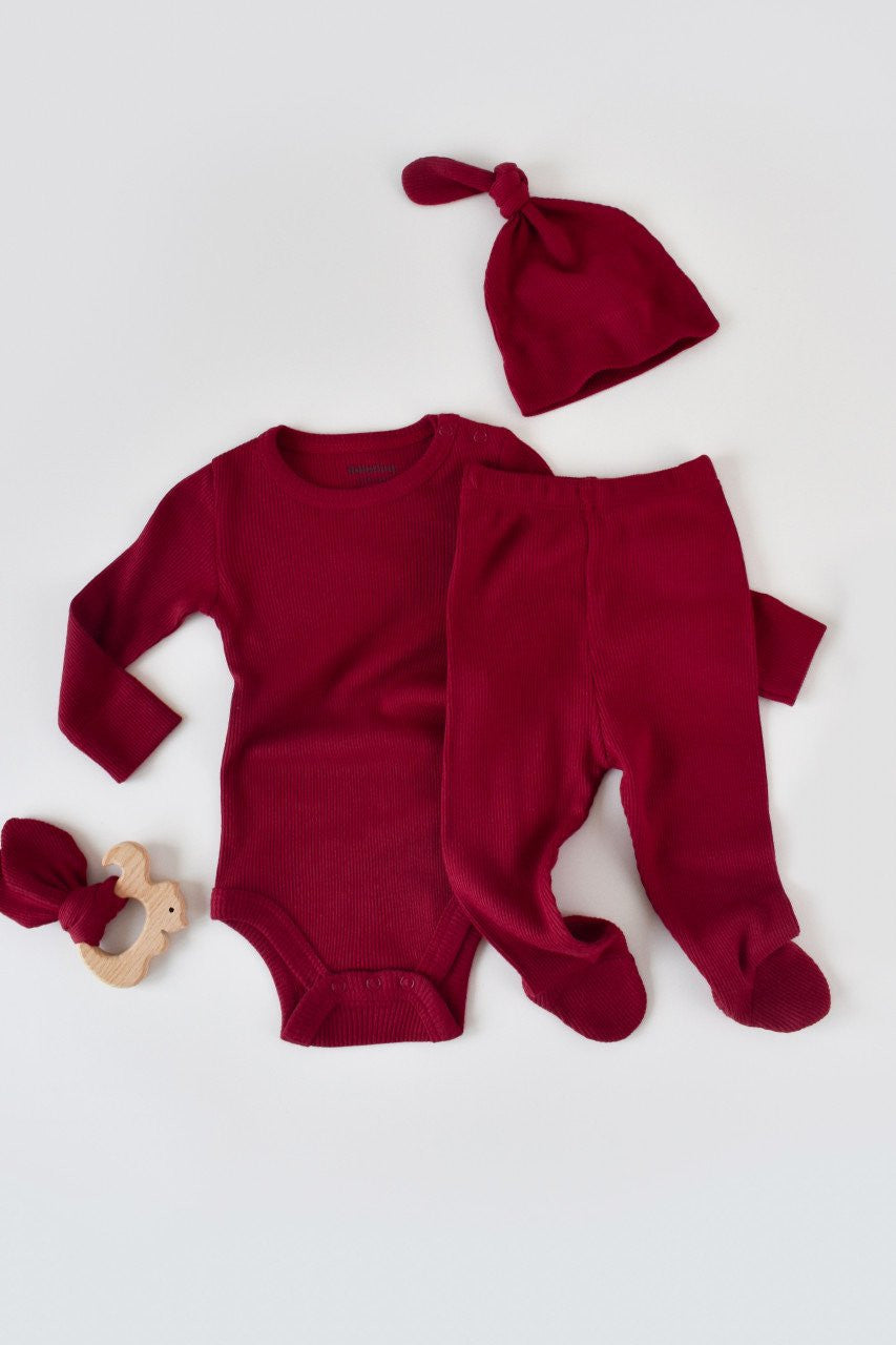 Set 3 piese: body cu maneca lunga, panataloni lungi cu botosei si caciulita din bumbac organic si modal - Rosu, Baby Cosy