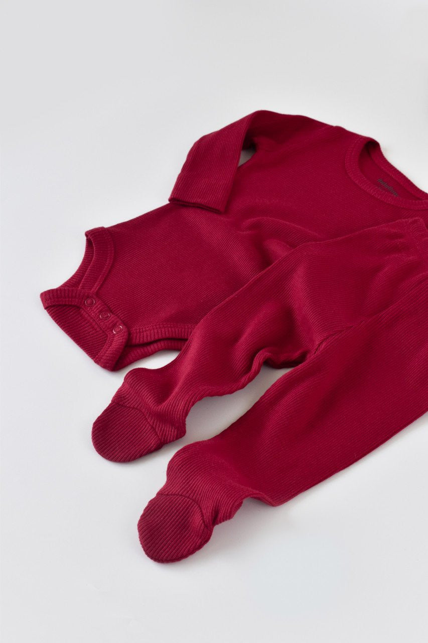 Set 3 piese: body cu maneca lunga, panataloni lungi cu botosei si caciulita din bumbac organic si modal - Rosu, Baby Cosy