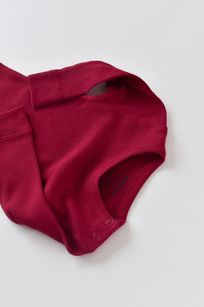 Set 3 piese: body cu maneca lunga, panataloni lungi cu botosei si caciulita din bumbac organic si modal - Rosu, Baby Cosy