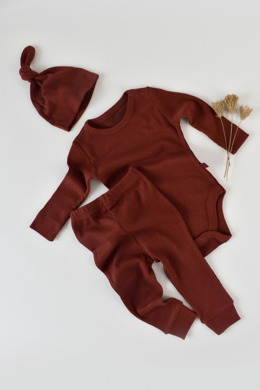 Set 3 piese: body cu maneca lunga, panataloni lungi si caciulita din bumbac organic si modal - Caramiziu, Baby Cosy