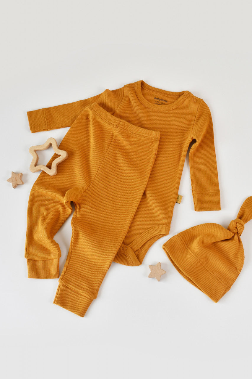 Set 3 piese: body cu maneca lunga, panataloni lungi si caciulita din bumbac organic si modal - Mustar, Baby Cosy