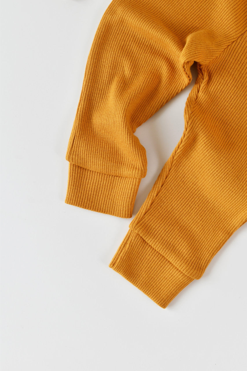 Set 3 piese: body cu maneca lunga, panataloni lungi si caciulita din bumbac organic si modal - Mustar, Baby Cosy