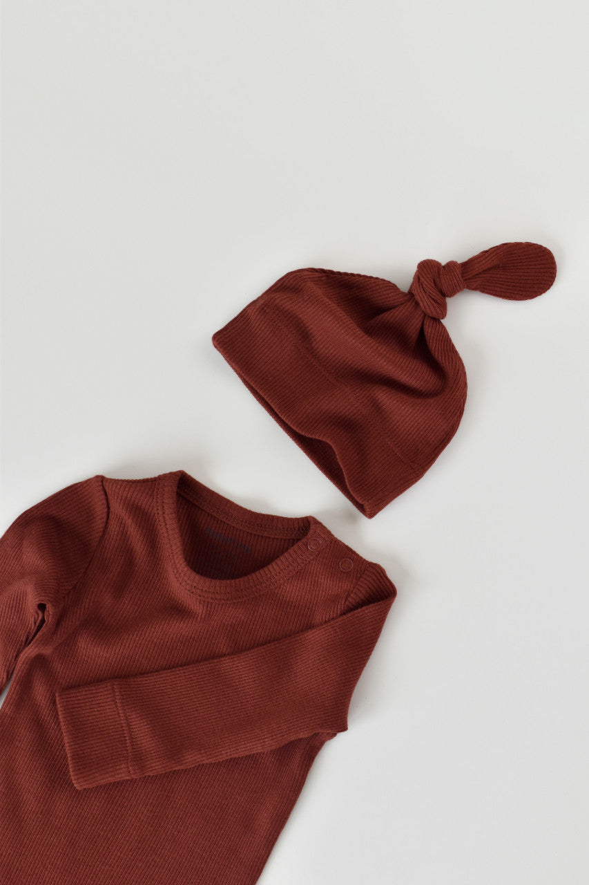 Set 3 piese: body cu maneca lunga, panataloni lungi si caciulita din bumbac organic si modal - Caramiziu, Baby Cosy