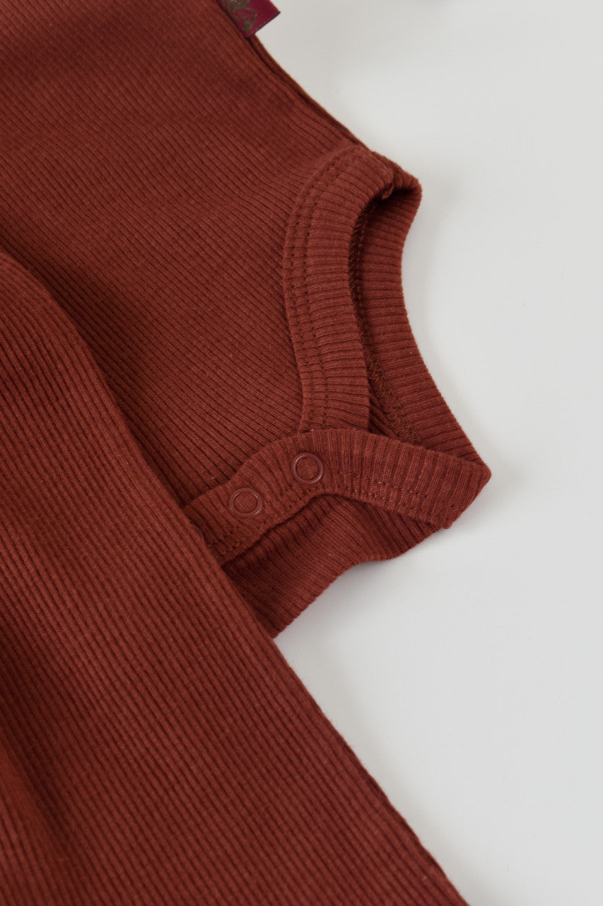 Set 3 piese: body cu maneca lunga, panataloni lungi si caciulita din bumbac organic si modal - Caramiziu, Baby Cosy