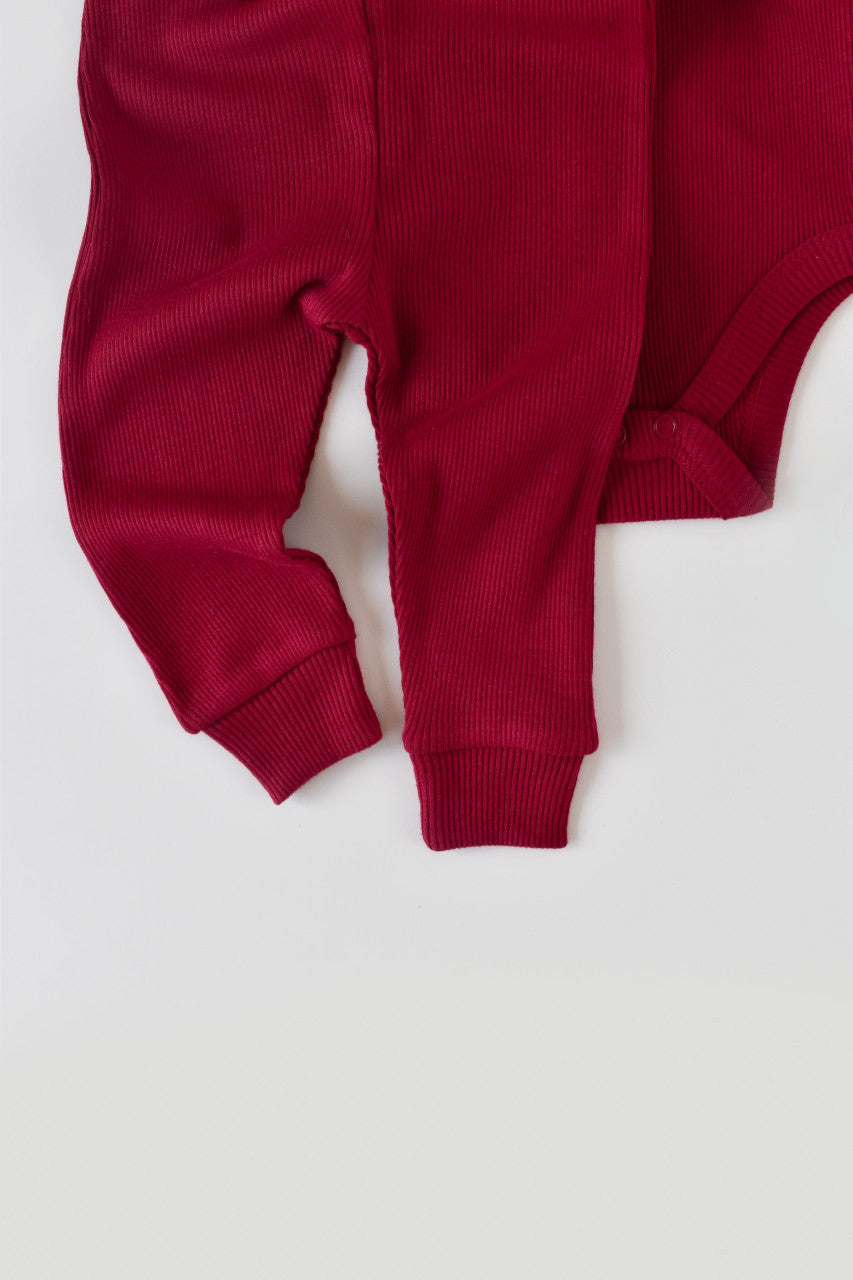 Set 3 piese: body cu maneca lunga, panataloni lungi si caciulita din bumbac organic si modal - Rosu, Baby Cosy