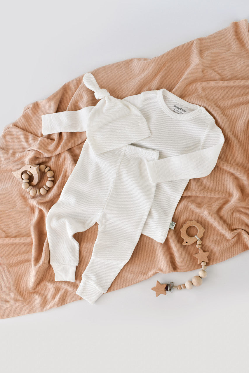 Set 3 piese: body cu maneca lunga, panataloni lungi si caciulita din bumbac organic si modal - Ecru