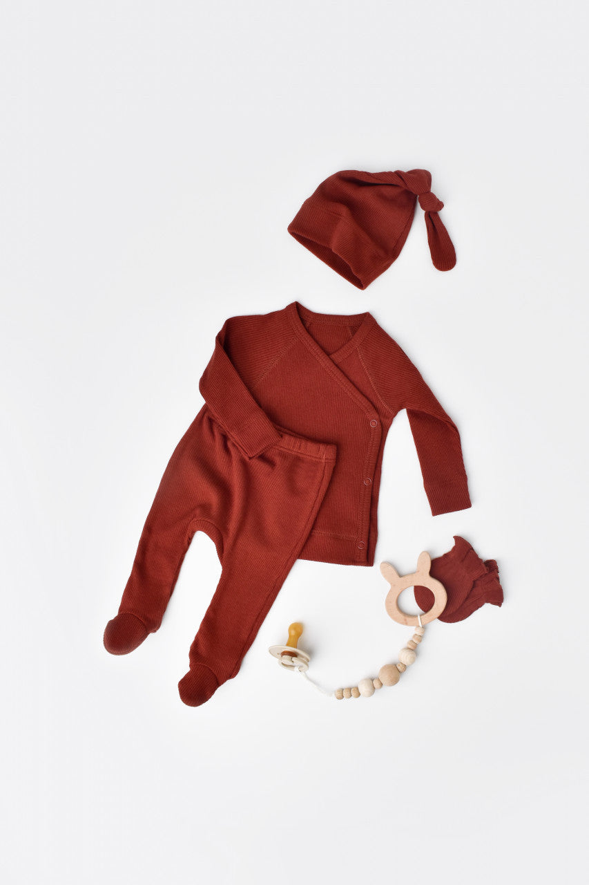 Set 4 piese: bluza, pantaloni, caciulita si manusi din bumbac organic si modal - Rosu, Baby Cosy