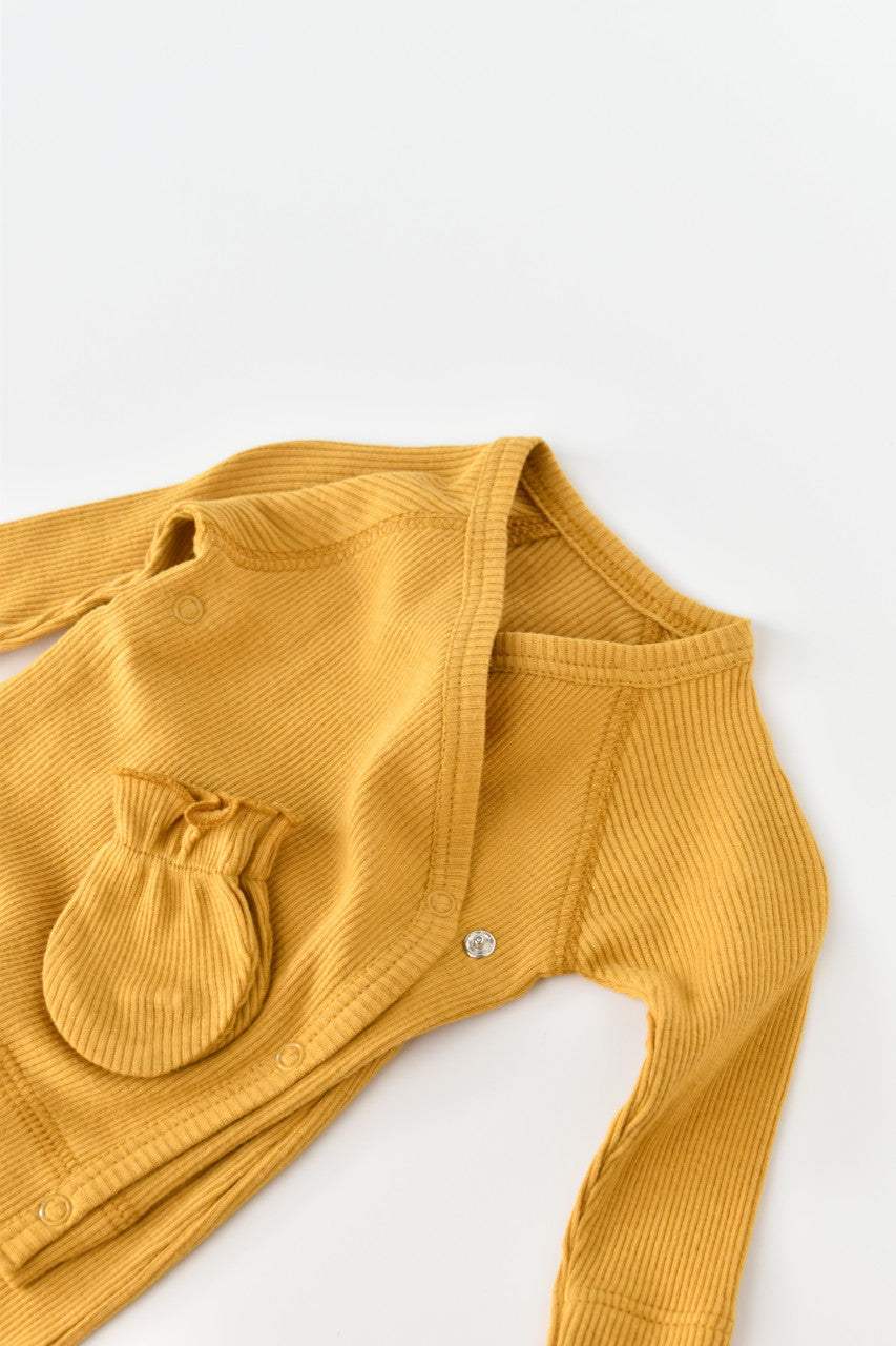 Set 4 piese: bluza, pantaloni, caciulita si manusi din bumbac organic si modal - Mustar, Baby Cosy