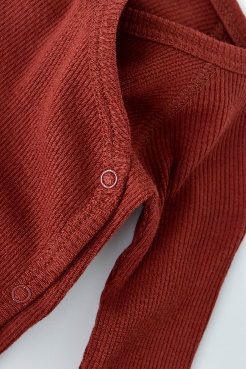 Set 4 piese: bluza, pantaloni, caciulita si manusi din bumbac organic si modal - Rosu, Baby Cosy