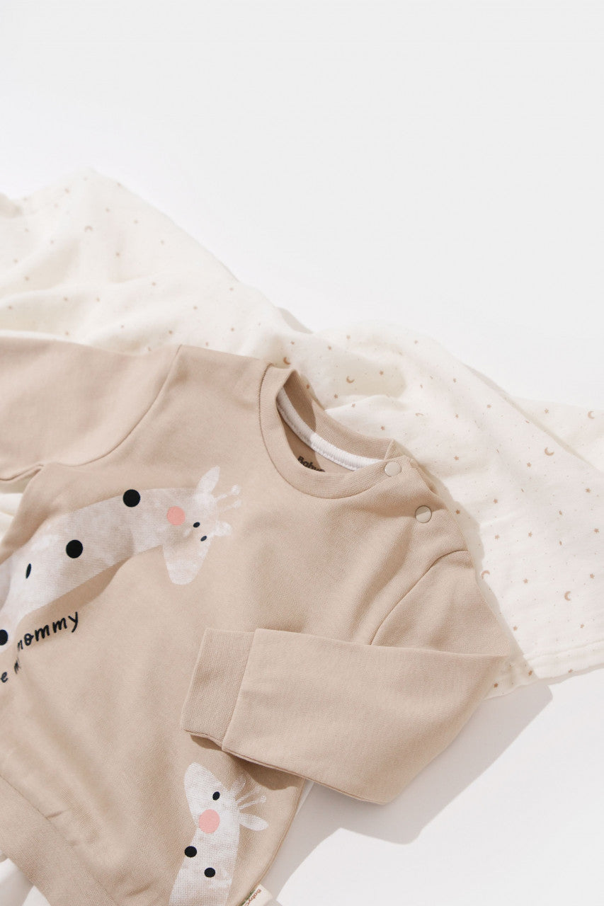 Set bluzita cu maneca lunga si panataloni lungi cu buline Girafa, BabyCosy, 100% bumbac organic, Mink