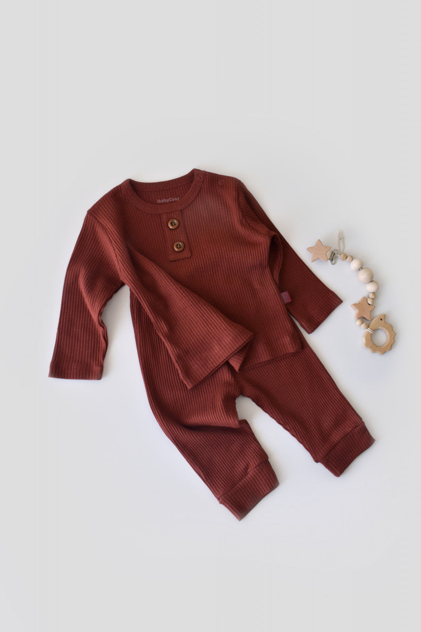 Set bluzita cu maneca lunga si panataloni lungi din bumbac organic si modal - Caramiziu