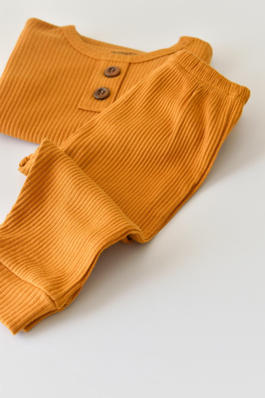 Set bluzita cu maneca lunga si panataloni lungi din bumbac organic si modal - Mustar