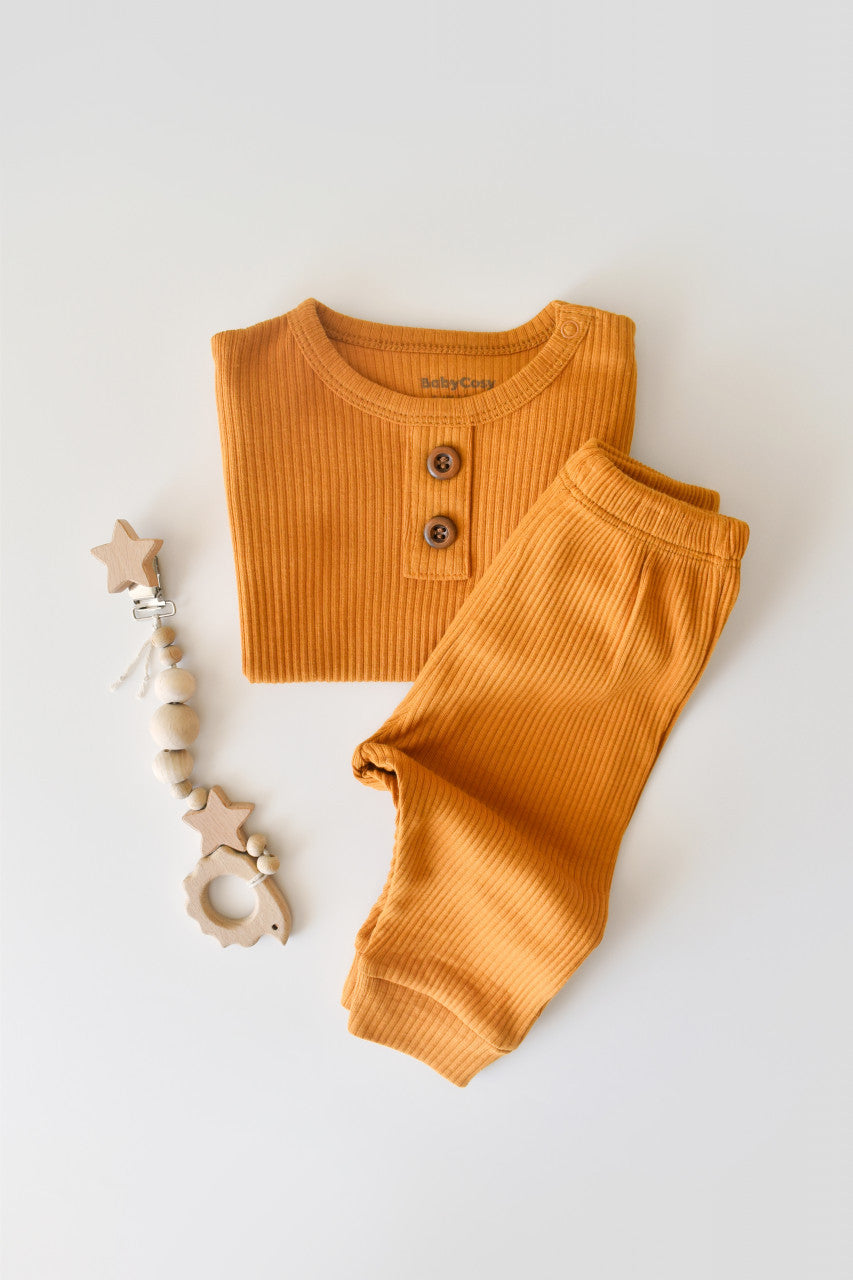 Set bluzita cu maneca lunga si panataloni lungi din bumbac organic si modal - Mustar