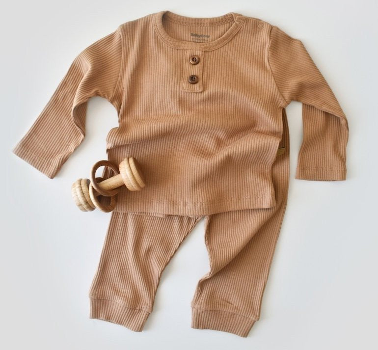 Set bluzita cu maneca lunga si panataloni lungi din bumbac organic si modal - Maro
