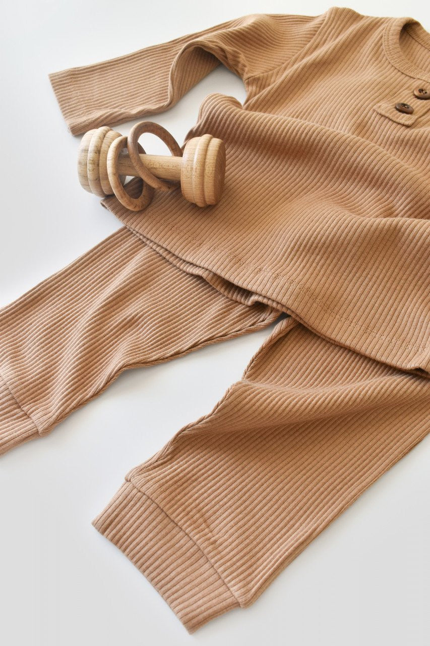 Set bluzita cu maneca lunga si panataloni lungi din bumbac organic si modal - Maro