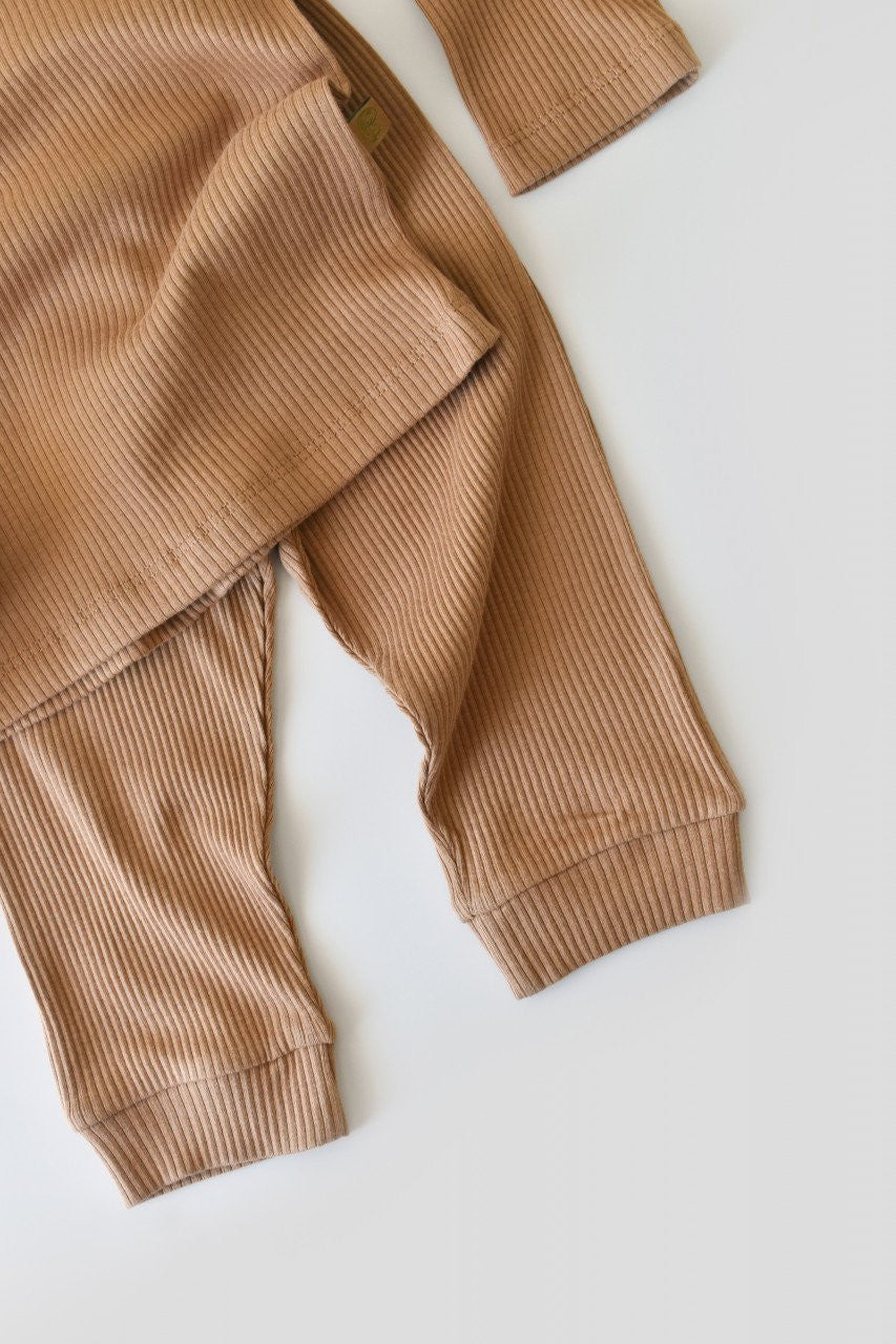 Set bluzita cu maneca lunga si panataloni lungi din bumbac organic si modal - Maro