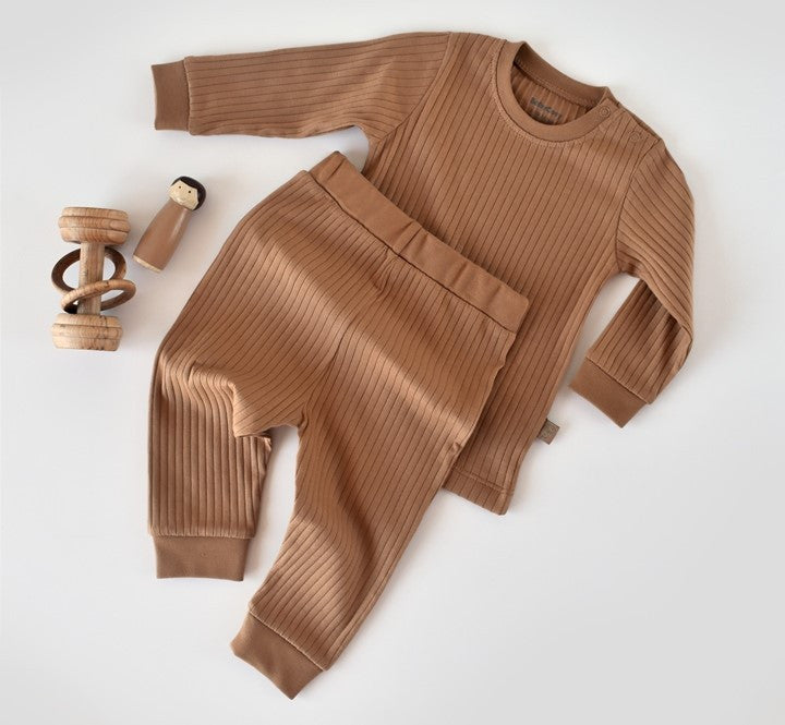 Set bluzita cu maneca lunga si panataloni lungi din bumbac organic si 5% elastan - Maro